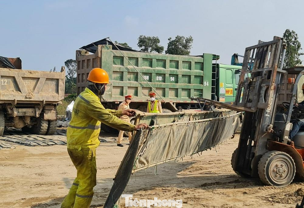 Hạ thùng xe tải. Hạ thùng xe tải.