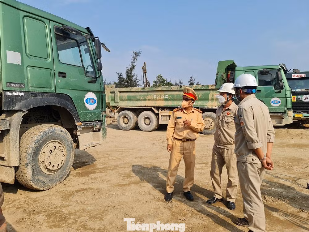 Thượng tá Vũ Thanh Giang - Phó Trưởng Phòng CSGT Công an tỉnh Quảng Ngãi trao đổi với đại diện các doanh nghiệp vận tải. Thượng tá Vũ Thanh Giang - Phó Trưởng Phòng CSGT Công an tỉnh Quảng Ngãi trao đổi với đại diện các doanh nghiệp vận tải.