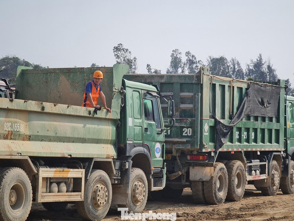 Nhiều xe cơi nới thành thùng nằm ở các gara chờ cắt thành thùng, đảm bảo theo đúng quy định. Nhiều xe cơi nới thành thùng nằm ở các gara chờ cắt thành thùng, đảm bảo theo đúng quy định.