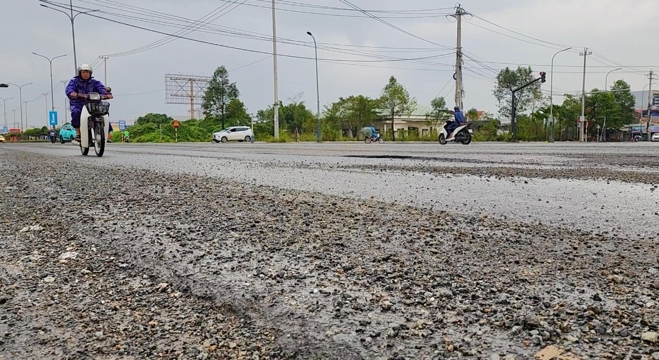 Việc vá qua loa, không giúp khắc phục mặt đường hư hỏng mà còn tạo thêm nguy hiểm cho người đi xe máy khi đá dăm vương vãi khắp nơi.