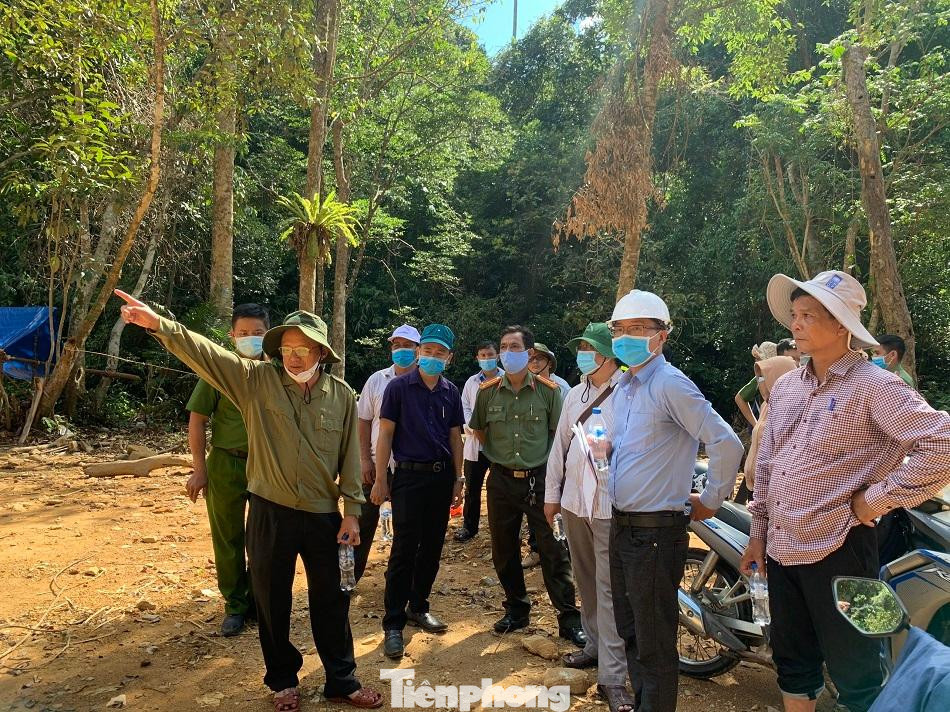 Chủ tịch UBND huyện Ba Tơ Phạm Xuân Vinh (đầu tiên bên trái) tại buổi kiểm tra hiện trường. Ảnh: Nguyễn Ngọc