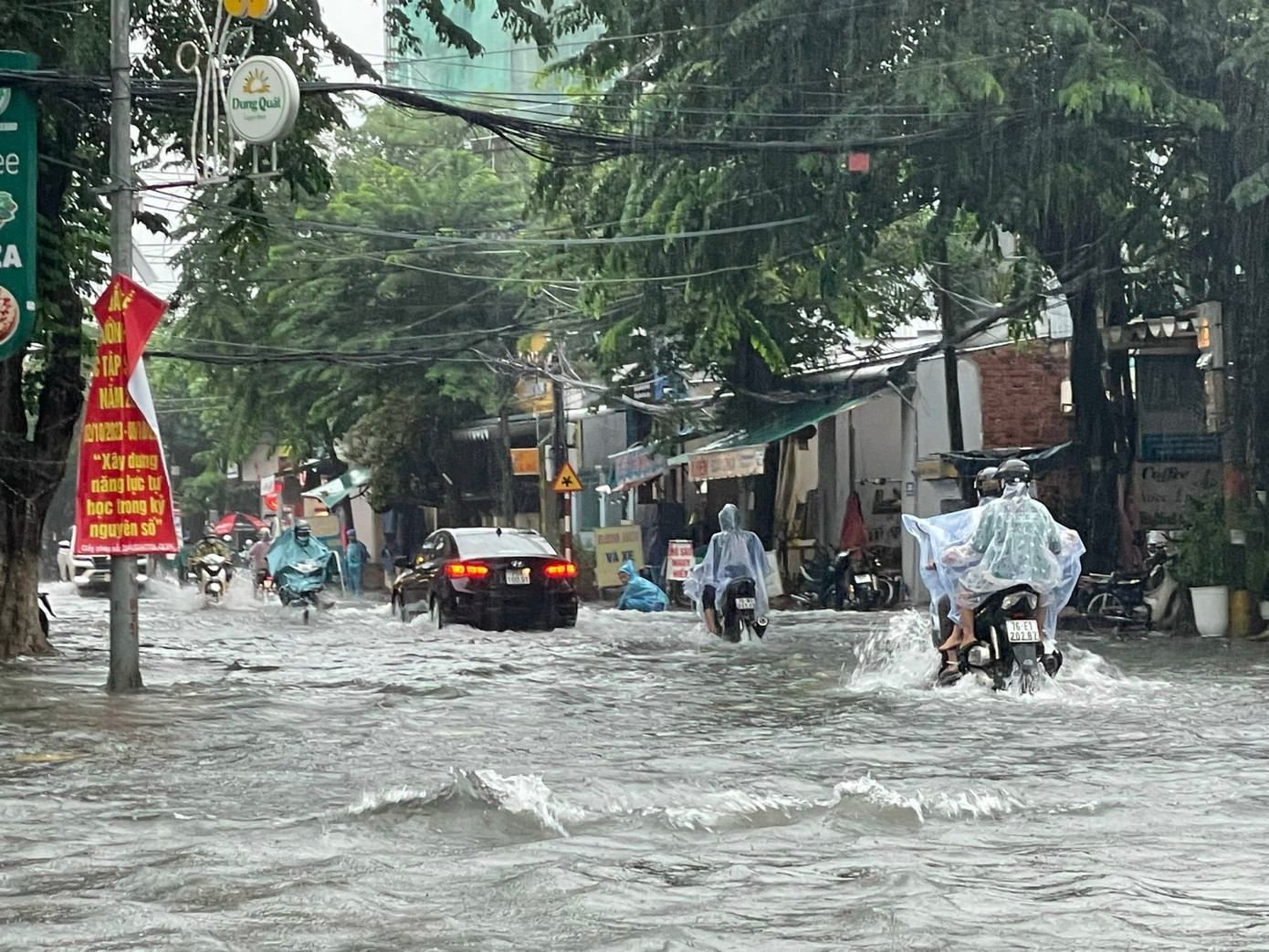 Mưa lớn kéo dài khiến nhiều tuyến đường trung tâm TP Quảng Ngãi ngập sâu... Mưa lớn kéo dài khiến nhiều tuyến đường trung tâm TP Quảng Ngãi ngập sâu...
