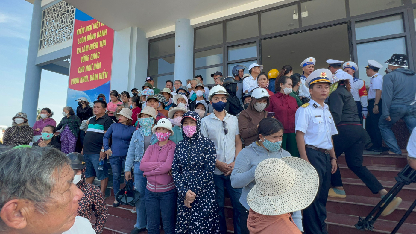 Thân nhân các ngư dân đến rất đông để đón người thân của mình trở về.