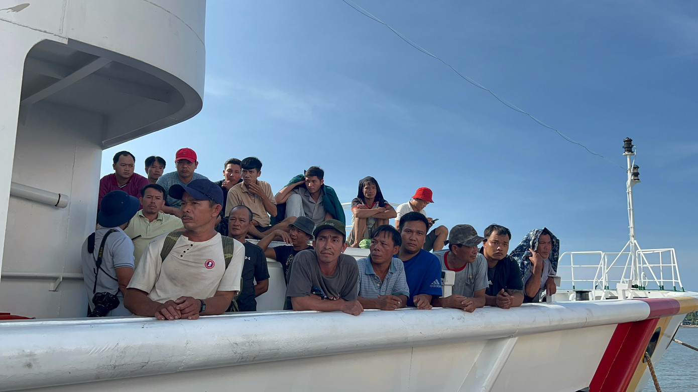 Theo ghi nhận của PV, các ngư dân trên tàu dù sức khỏe ổn định, tuy nhiên họ tỏ ra khá mệt mỏi sau nhiều giờ chống chọi lốc xoáy, sóng gió và cái lạnh.