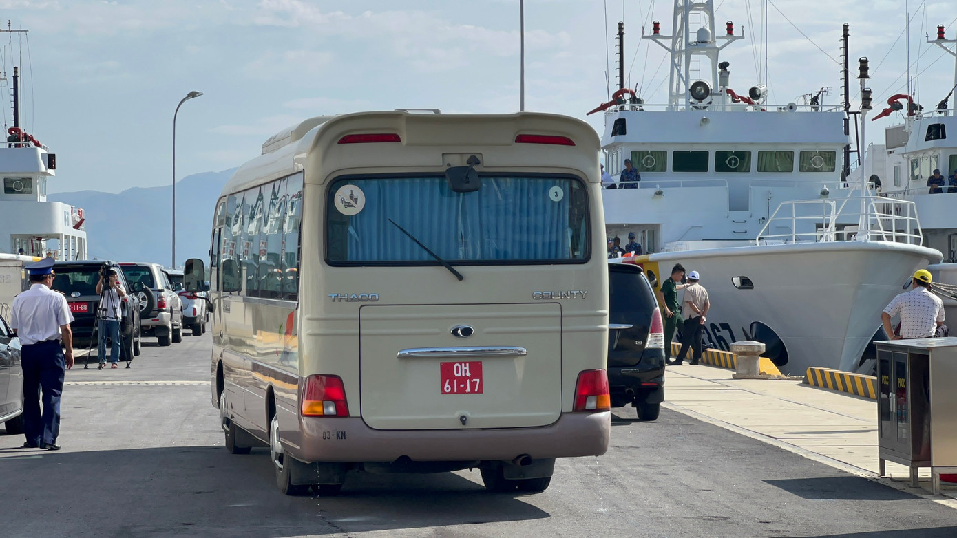 Các ngư dân bị nạn được đưa lên xe.