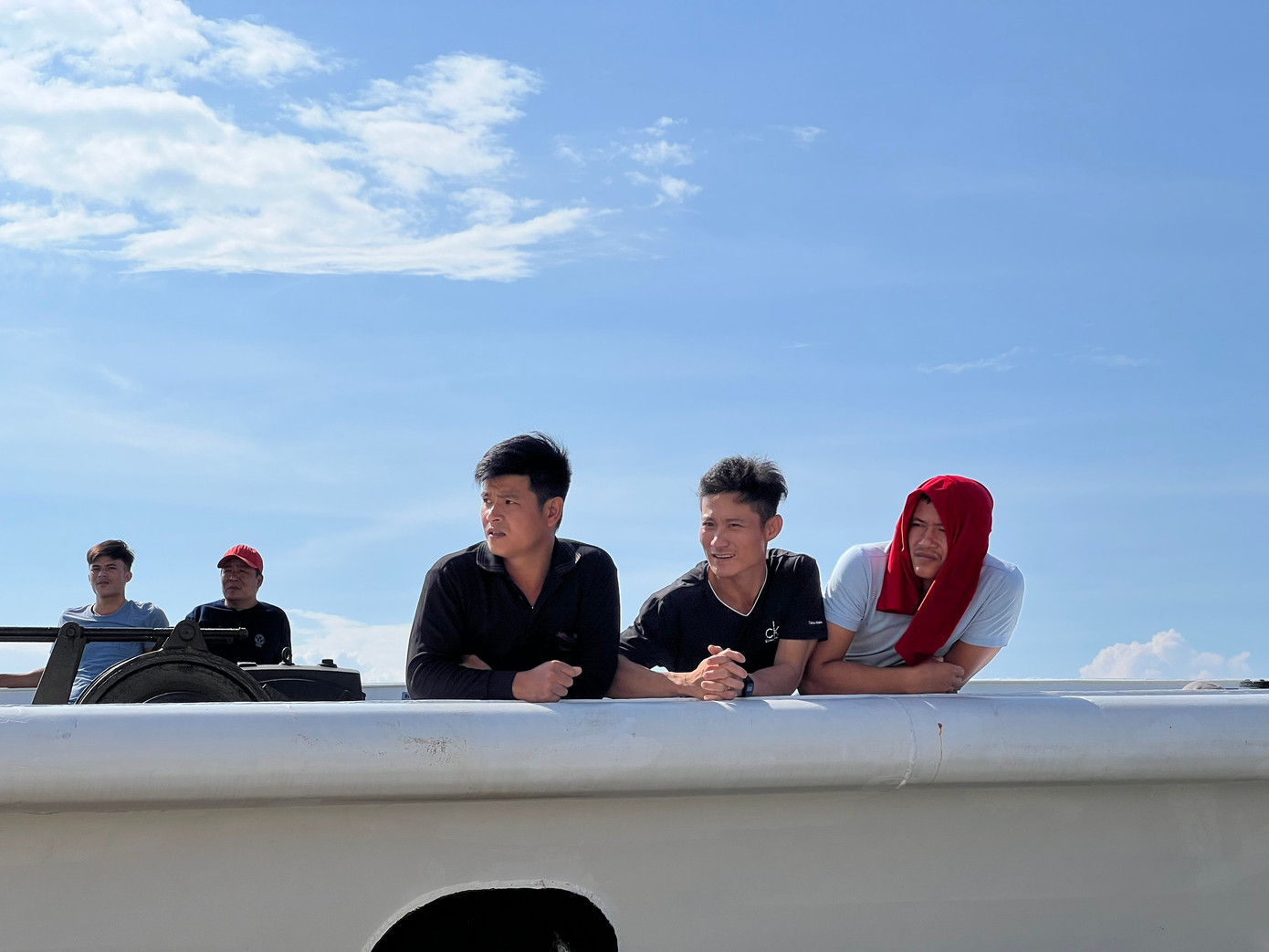 Theo ghi nhận của PV, các ngư dân trên tàu dù sức khỏe ổn định, tuy nhiên họ tỏ ra khá mệt mỏi sau nhiều giờ chống chọi lốc xoáy, sóng gió và cái lạnh.