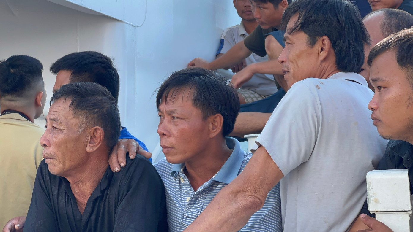 Những gương mặt thất thần và mệt mỏi của anh em thuyền viên may mắn sống sót.