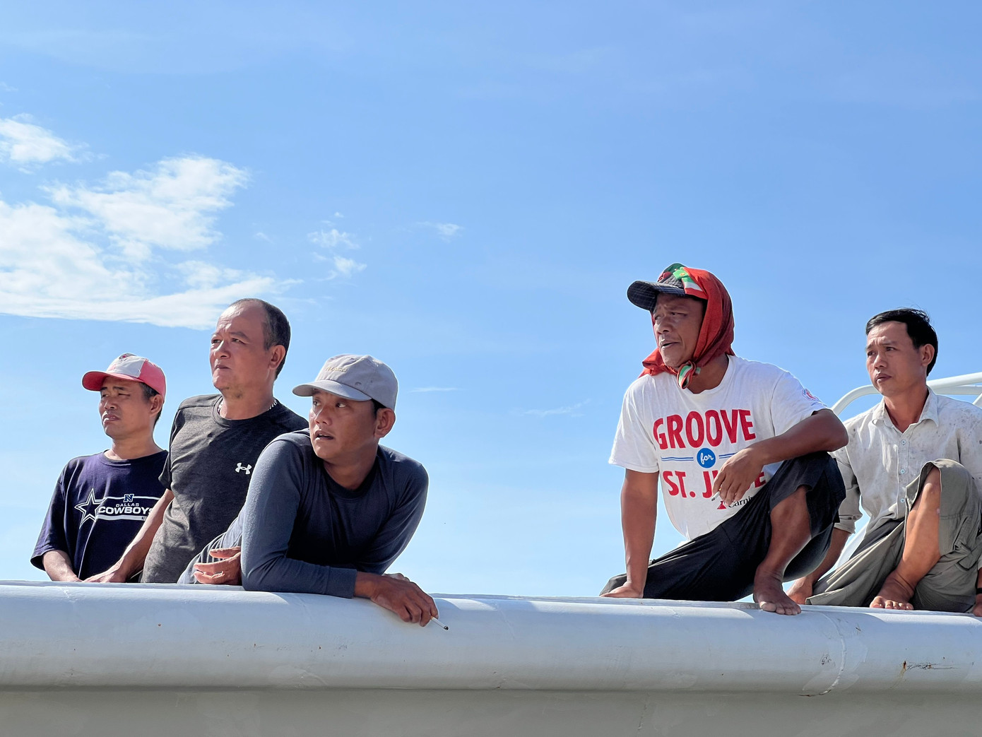 Theo ghi nhận của PV, các ngư dân trên tàu dù sức khỏe ổn định, tuy nhiên họ tỏ ra khá mệt mỏi sau nhiều giờ chống chọi lốc xoáy, sóng gió và cái lạnh.