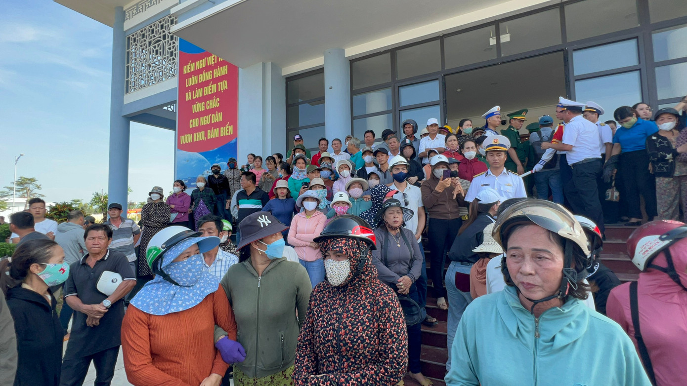 Thân nhân các ngư dân đến rất đông để đón người thân của mình trở về.