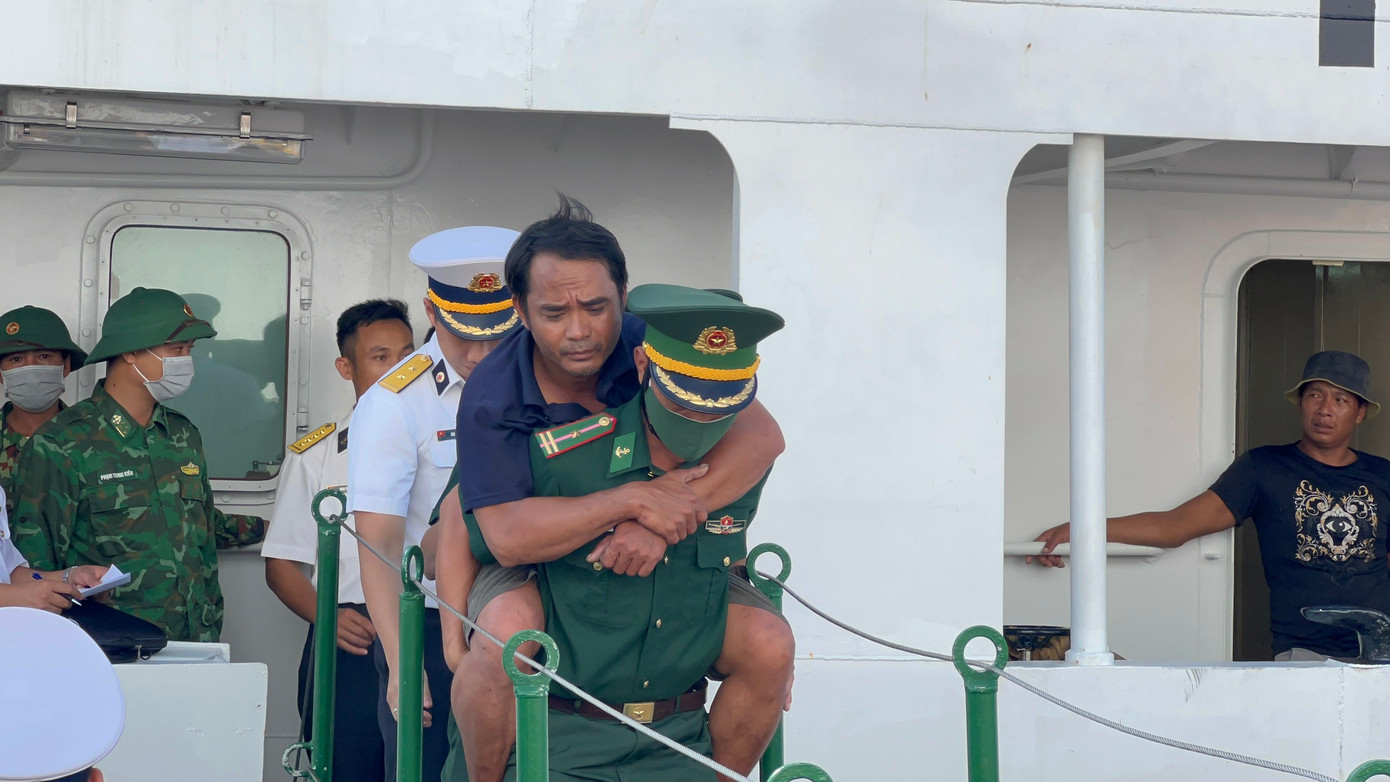 Những ngư dân sống sót vui mừng khi được trở về nhà.