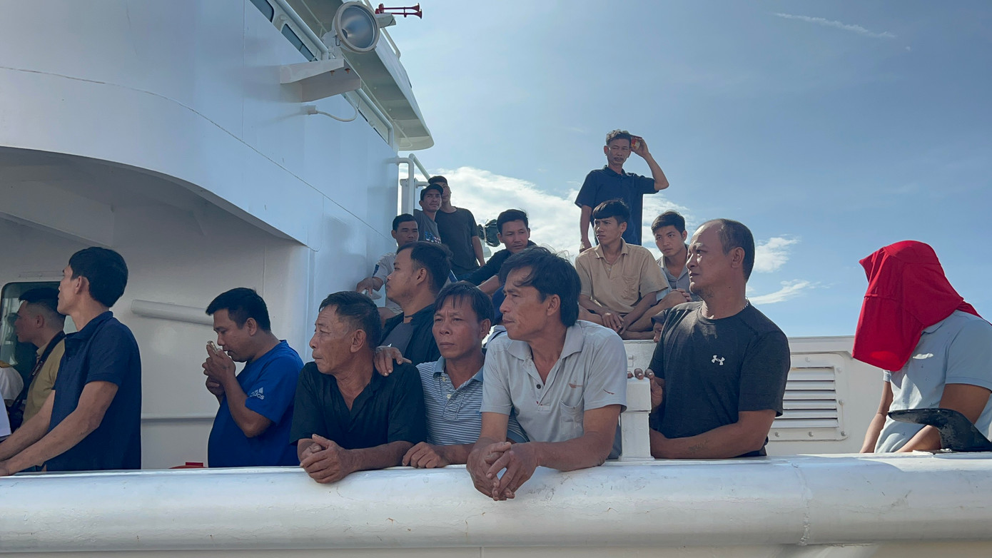 Theo ghi nhận của PV, các ngư dân trên tàu dù sức khỏe ổn định, tuy nhiên họ tỏ ra khá mệt mỏi sau nhiều giờ chống chọi lốc xoáy, sóng gió và cái lạnh.