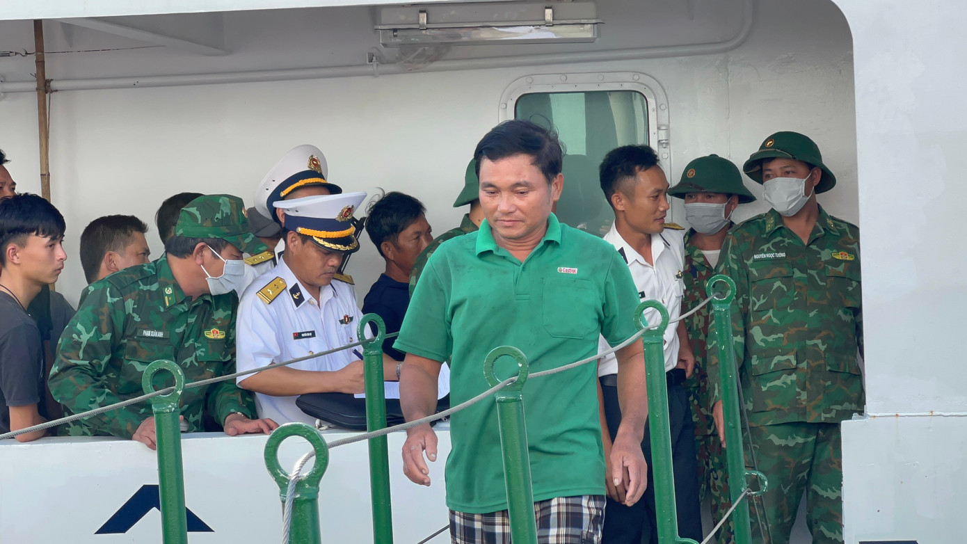 Những ngư dân sống sót vui mừng khi được trở về nhà.