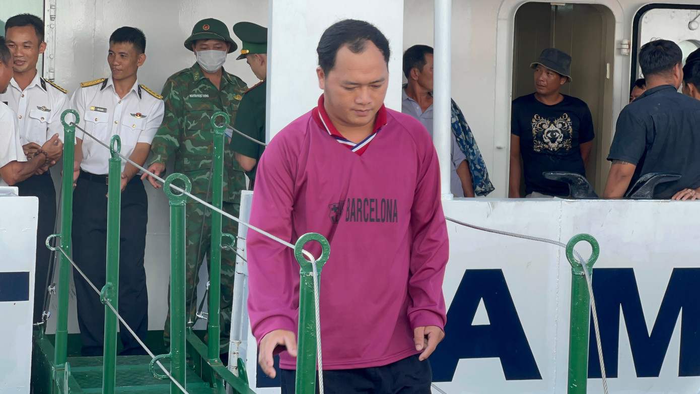 Những ngư dân sống sót vui mừng khi được trở về nhà.