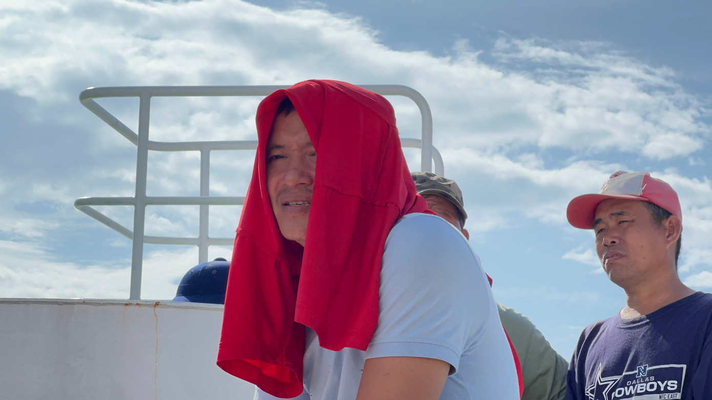 Những gương mặt thất thần và mệt mỏi của anh em thuyền viên may mắn sống sót.