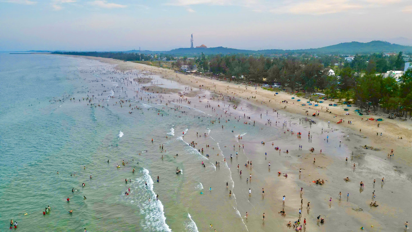 Biển Mỹ Khê (xã Tịnh Khê, TP. Quảng Ngãi) đông nghịt người trong dịp lễ 30/4 - 1/5. Biển Mỹ Khê (xã Tịnh Khê, TP. Quảng Ngãi) đông nghịt người trong dịp lễ 30/4 - 1/5.