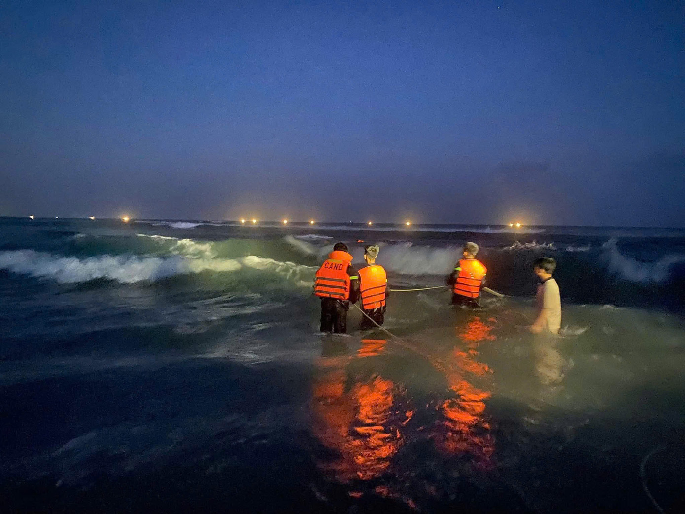 Sáng 2/5, lực lượng chức năng vẫn đang tiếp tục triển khai công tác tìm kiếm 4 học sinh mất tích khi tắm biển ở huyện Mộ Đức (tỉnh Quảng Ngãi). Ảnh: CACC Sáng 2/5, lực lượng chức năng vẫn đang tiếp tục triển khai công tác tìm kiếm 4 học sinh mất tích khi tắm biển ở huyện Mộ Đức (tỉnh Quảng Ngãi). Ảnh: CACC