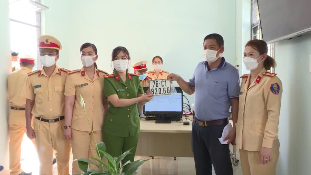 Đối với cấp mới, người dân Quảng Ngãi (cũ) được cấp biển 76 và người dân Kon Tum (cũ) được cấp biển 82.