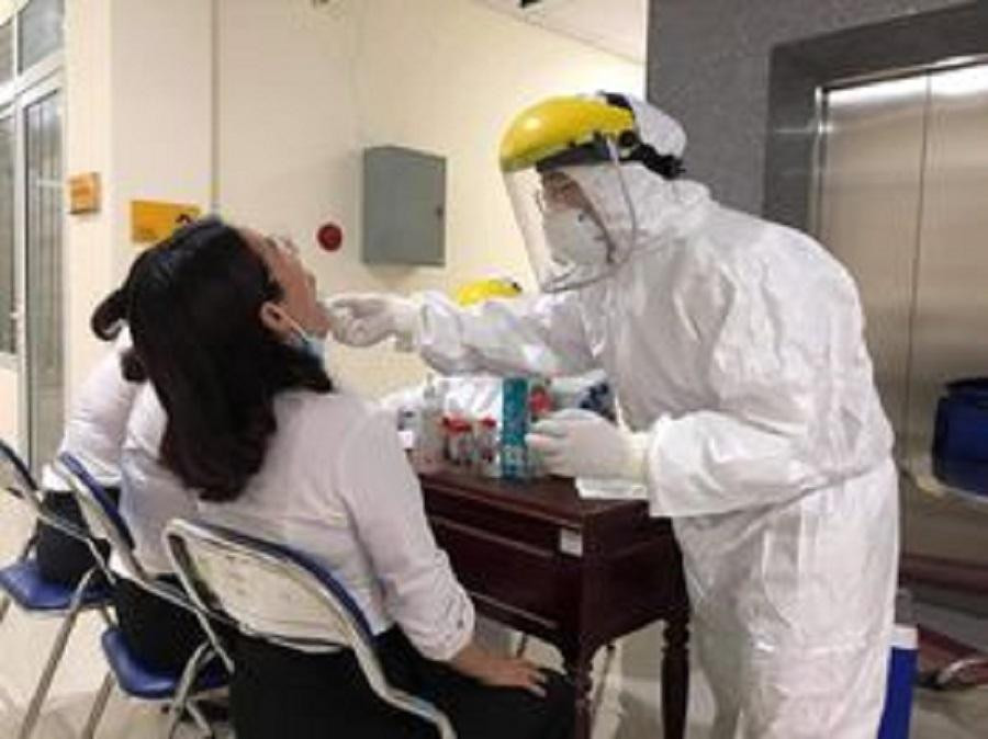 45/47 cán bộ, nhân viên có tiếp xúc gần với bà C. được lấy mẫu xét nghiệm SARS-CoV-2. Ảnh: Nguyễn Ngọc