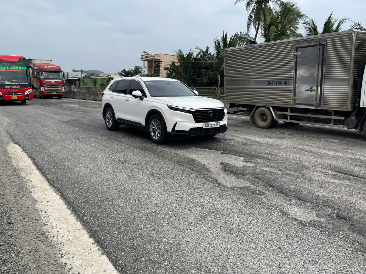 Tuyến Quốc lộ 1A đoạn qua địa bàn thị xã Đức Phổ (tỉnh Quảng Ngãi) bị hư hỏng gây khó khăn cho phương tiện tham gia giao thông. Ảnh: Thanh Nhật