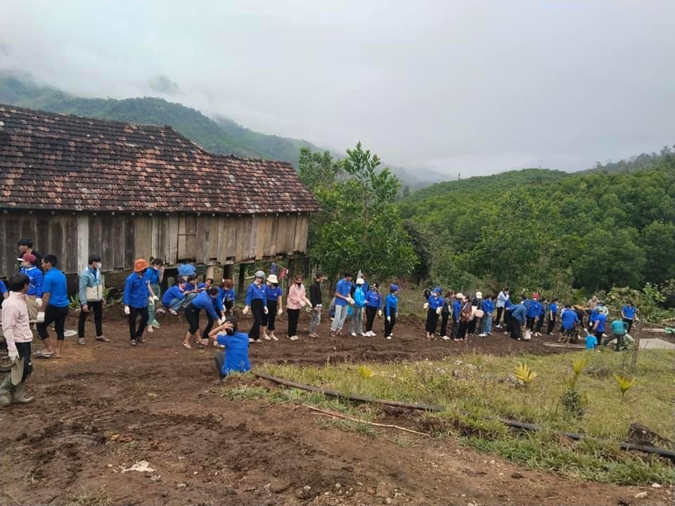 &quot;Áo xanh&quot; tham gia thi công sân chơi thể dục thể thao cho người dân và xây dựng đường bê tông ở xã Sơn Bua.