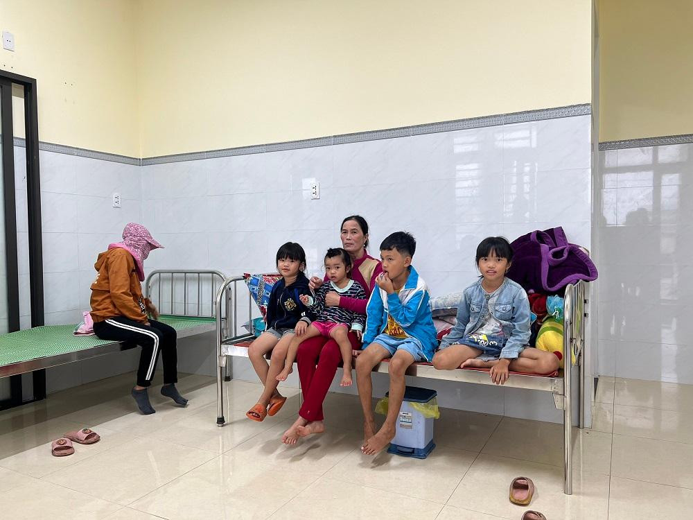 Người dân ở xã Nghĩa An (TP Quảng Ngãi) được sơ tán đến nơi an toàn.