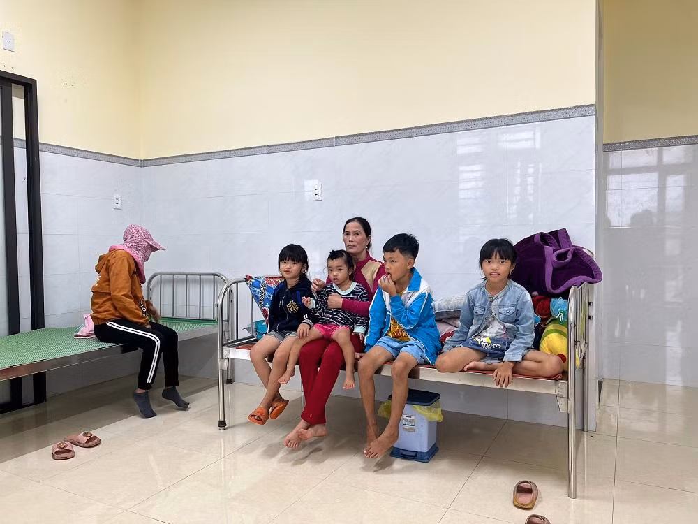 Người dân ở xã Nghĩa An (TP Quảng Ngãi) được sơ tán đến nơi an toàn. Người dân ở xã Nghĩa An (TP Quảng Ngãi) được sơ tán đến nơi an toàn.