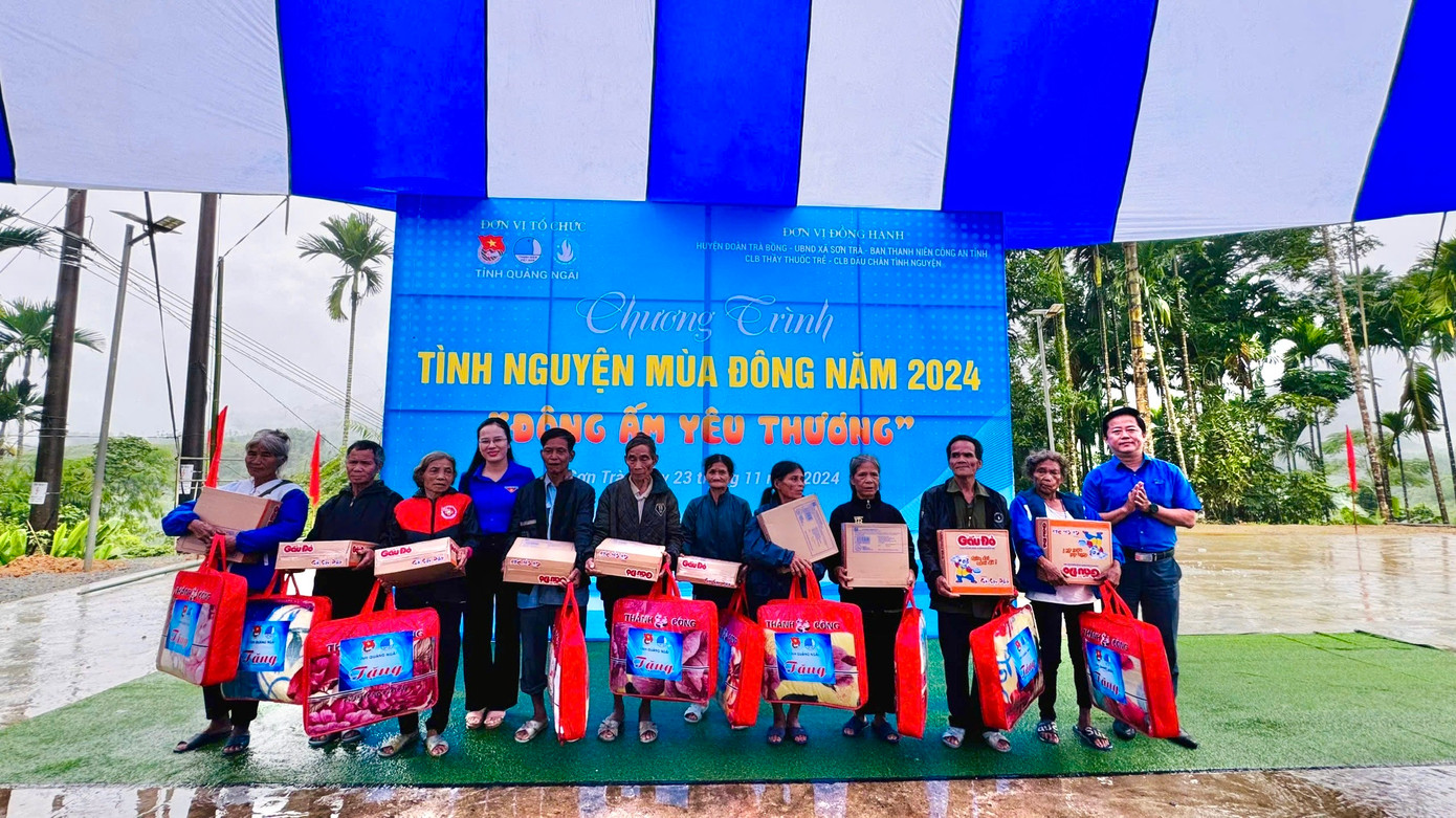 Ban tổ chức tặng 34 suất quà cho 34 hộ gia đình có hoàn cảnh khó khăn ở thôn Trà Bao. Ban tổ chức tặng 34 suất quà cho 34 hộ gia đình có hoàn cảnh khó khăn ở thôn Trà Bao.