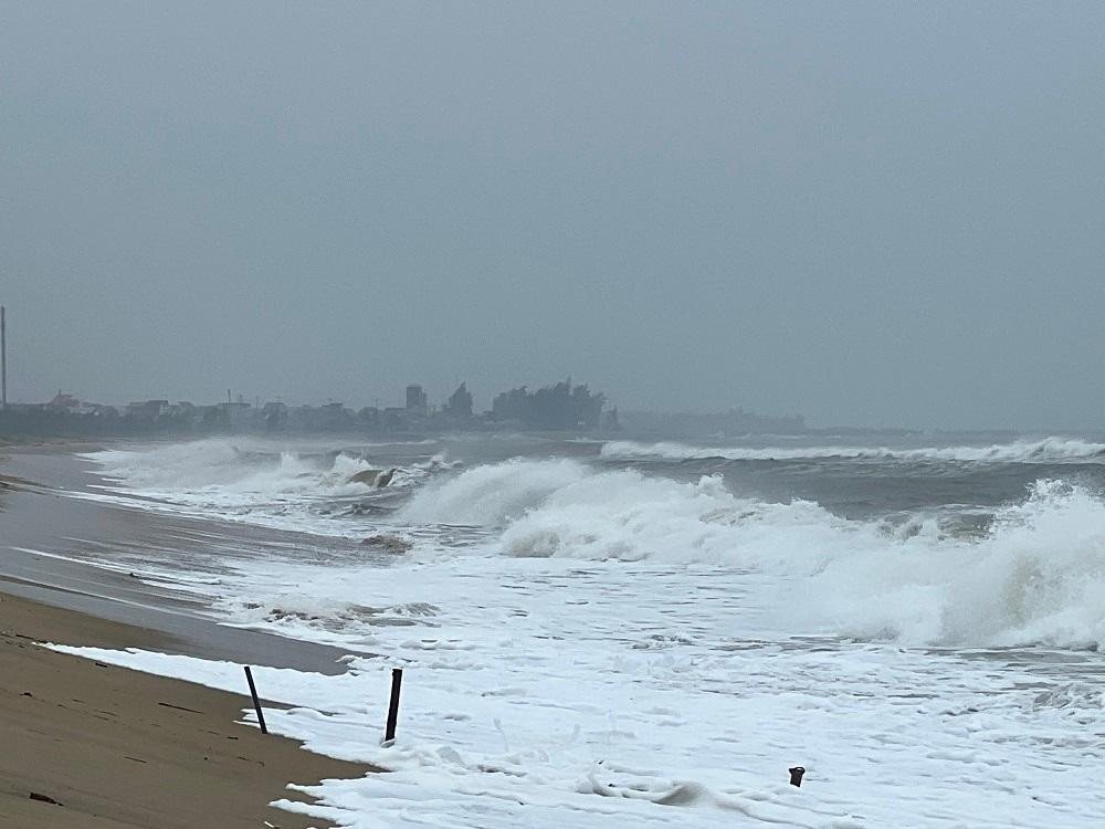 Tại các vùng biển Quảng Ngãi bắt đầu có sóng lớn, những cột sóng cao tầm 4m phủ liên tục đánh vào bờ.