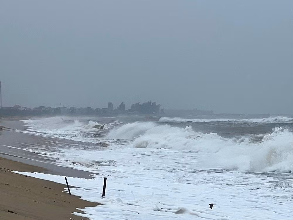 Tại các vùng biển Quảng Ngãi bắt đầu có sóng lớn, những cột sóng cao tầm 4m phủ liên tục đánh vào bờ. Tại các vùng biển Quảng Ngãi bắt đầu có sóng lớn, những cột sóng cao tầm 4m phủ liên tục đánh vào bờ.