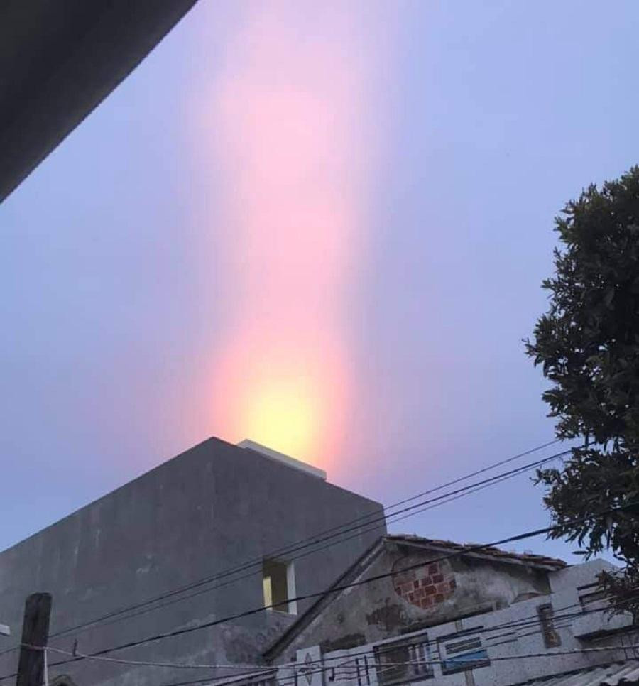 Vệt sáng đỏ rất kỳ lạ trên bầu trời Quảng Ngãi. Ảnh: N.T