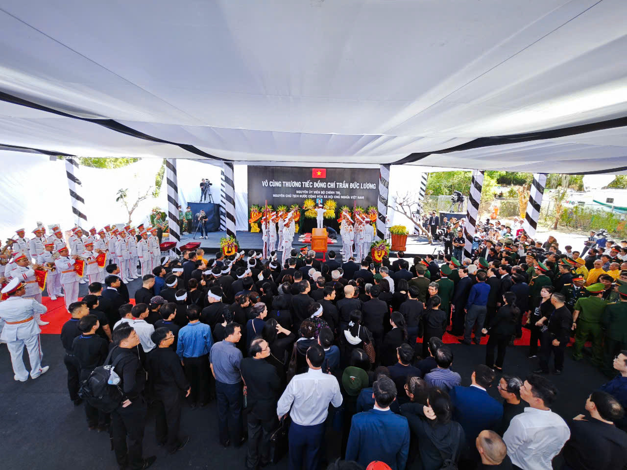 Toàn cảnh lễ an táng nguyên Chủ tịch nước Trần Đức Lương.