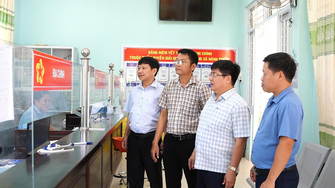 Lãnh đạo Sở Nội vụ Quảng Ngãi, kiểm tra, khảo sát trụ sở UBND xã Hành Phước, dự kiến được chọn làm trụ sở làm việc của xã Đình Cương. Lãnh đạo Sở Nội vụ Quảng Ngãi, kiểm tra, khảo sát trụ sở UBND xã Hành Phước, dự kiến được chọn làm trụ sở làm việc của xã Đình Cương.