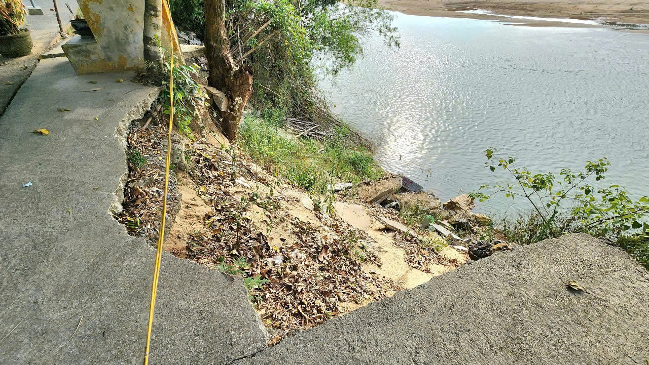 Tuyến tỉnh lộ 624B đoạn qua huyện Nghĩa Hành vẫn trong tình trạng sạt lở nghiêm trọng.