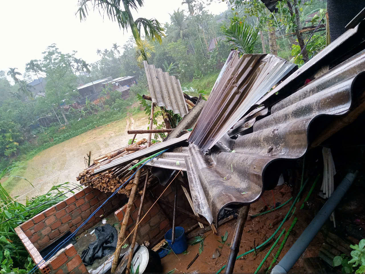 Giông lốc làm tốc mái tôn của nhà dân.
