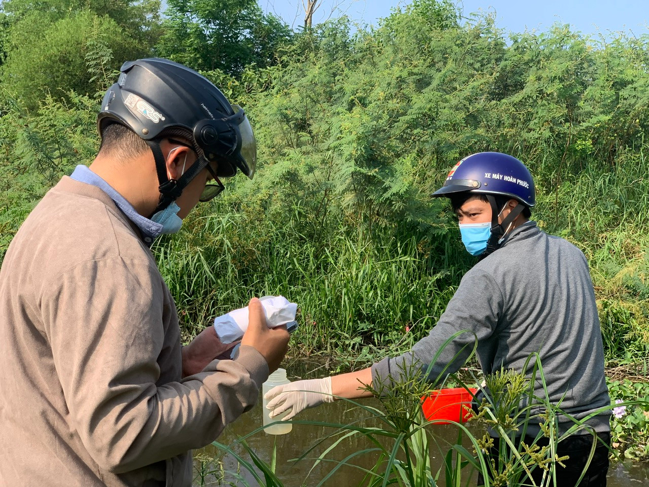 Cơ quan chức năng lấy mẫu nước tại một con kênh ở gần Cụm công nghiệp làng nghề Tịnh Ấn Tây vào tháng 4/2023.