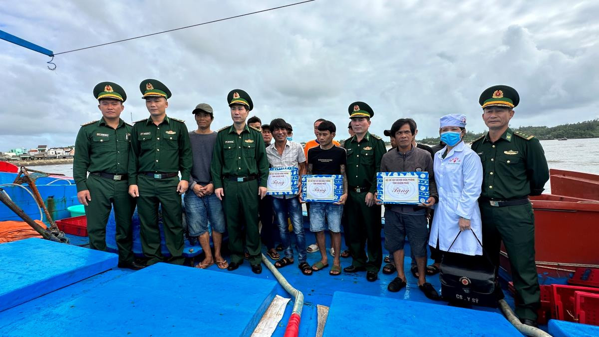 Bộ Chỉ huy BĐBP Quảng Ngãi tặng quà cho 11 ngư dân bị nạn và ngư dân cứu nạn. Ảnh: VT