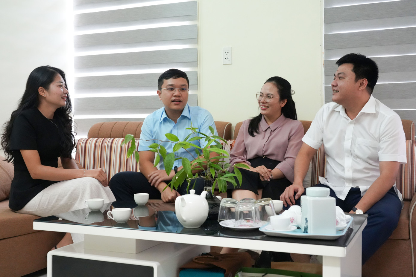 Các cán bộ Tỉnh Đoàn Quảng Ngãi (cũ) chia sẻ kinh nghiệm công tác tại địa bàn mới với chị Y Việt Sa (ngoài cùng bên trái). Các cán bộ Tỉnh Đoàn Quảng Ngãi (cũ) chia sẻ kinh nghiệm công tác tại địa bàn mới với chị Y Việt Sa (ngoài cùng bên trái).