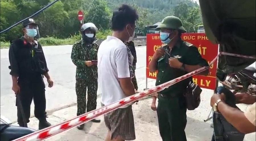 Lấy lý do xin ra ngoài để mua thuốc cho bố, nam thanh niên mua ma túy vào khu vực phong tỏa để sử dụng. Ảnh cắt từ clip Lấy lý do xin ra ngoài để mua thuốc cho bố, nam thanh niên mua ma túy vào khu vực phong tỏa để sử dụng. Ảnh cắt từ clip