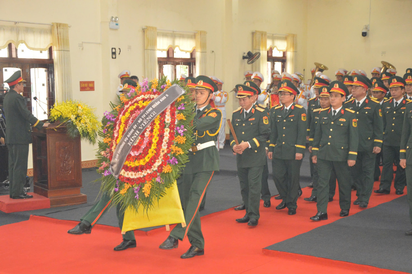 Đoàn Ban thường vụ Đảng ủy, Bộ tư lệnh Quân khu 5 do Thiếu tướng Lê Ngọc Hải - Tư lệnh Quân khu 5, vào viếng nguyên Chủ tịch nước Trần Đức Lương. Đoàn Ban thường vụ Đảng ủy, Bộ tư lệnh Quân khu 5 do Thiếu tướng Lê Ngọc Hải - Tư lệnh Quân khu 5, vào viếng nguyên Chủ tịch nước Trần Đức Lương.