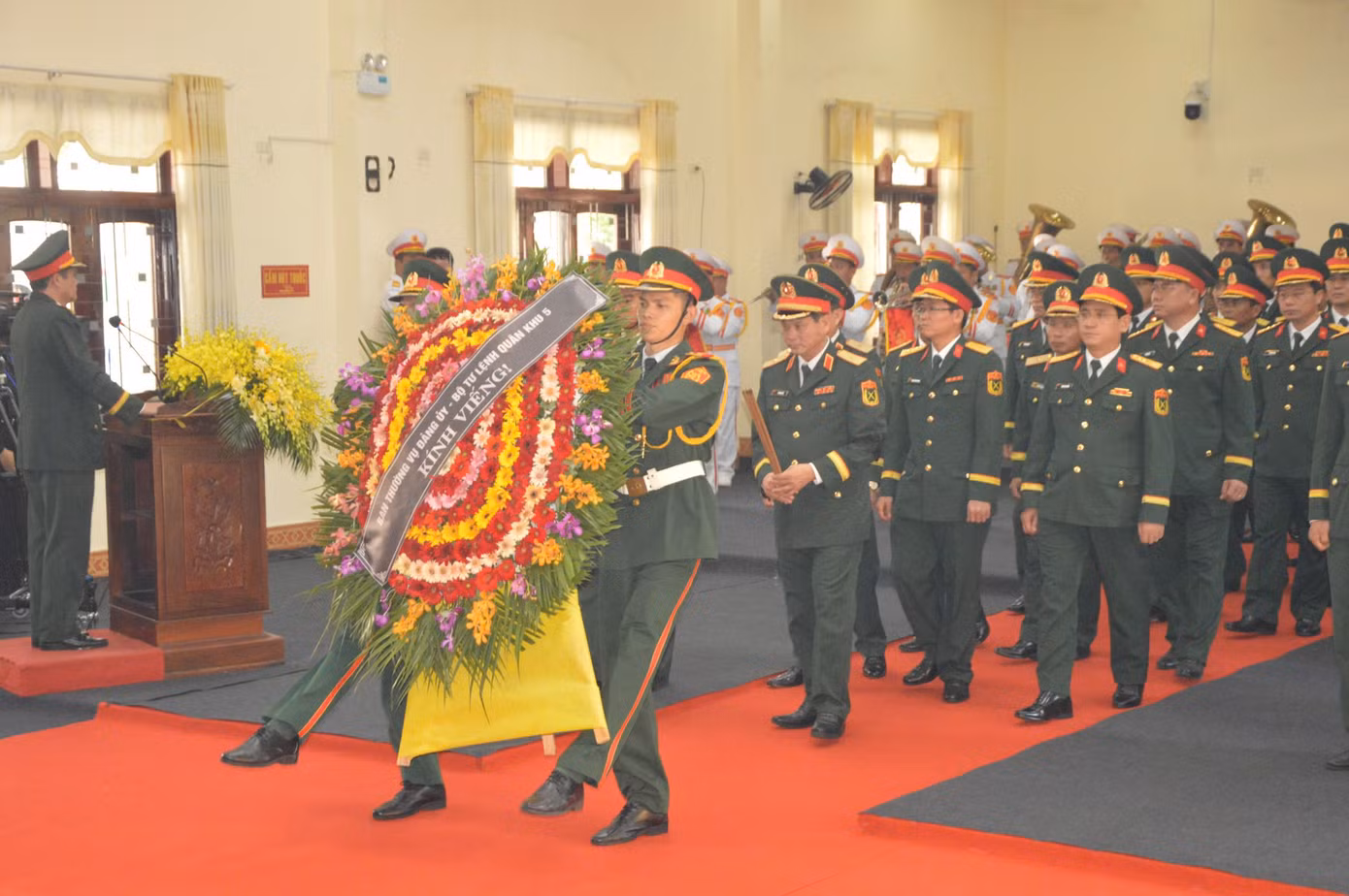 Đoàn Ban thường vụ Đảng ủy, Bộ tư lệnh Quân khu 5 do Thiếu tướng Lê Ngọc Hải - Tư lệnh Quân khu 5, vào viếng nguyên Chủ tịch nước Trần Đức Lương.