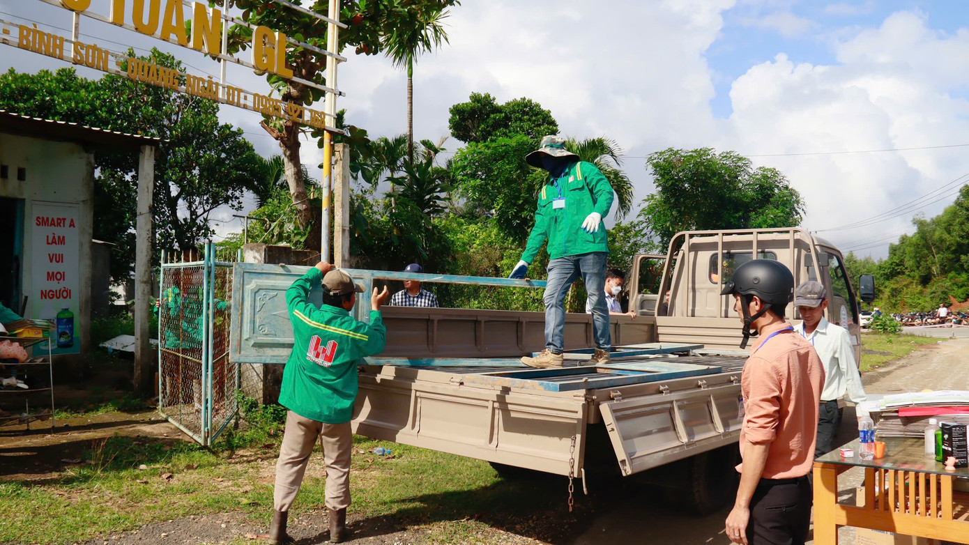 Lực lượng chức năng tiến hành cưỡng chế.
