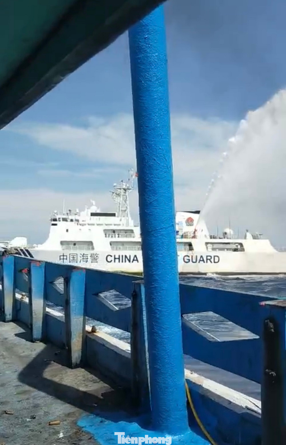 Tàu Hải cảnh Trung Quốc bị tố tấn công ngư dân Quảng Ngãi trên biển Hoàng Sa (thuộc chủ quyền của Việt Nam) vào ngày 28/8. (Ảnh: cắt từ clip ngư dân cung cấp)