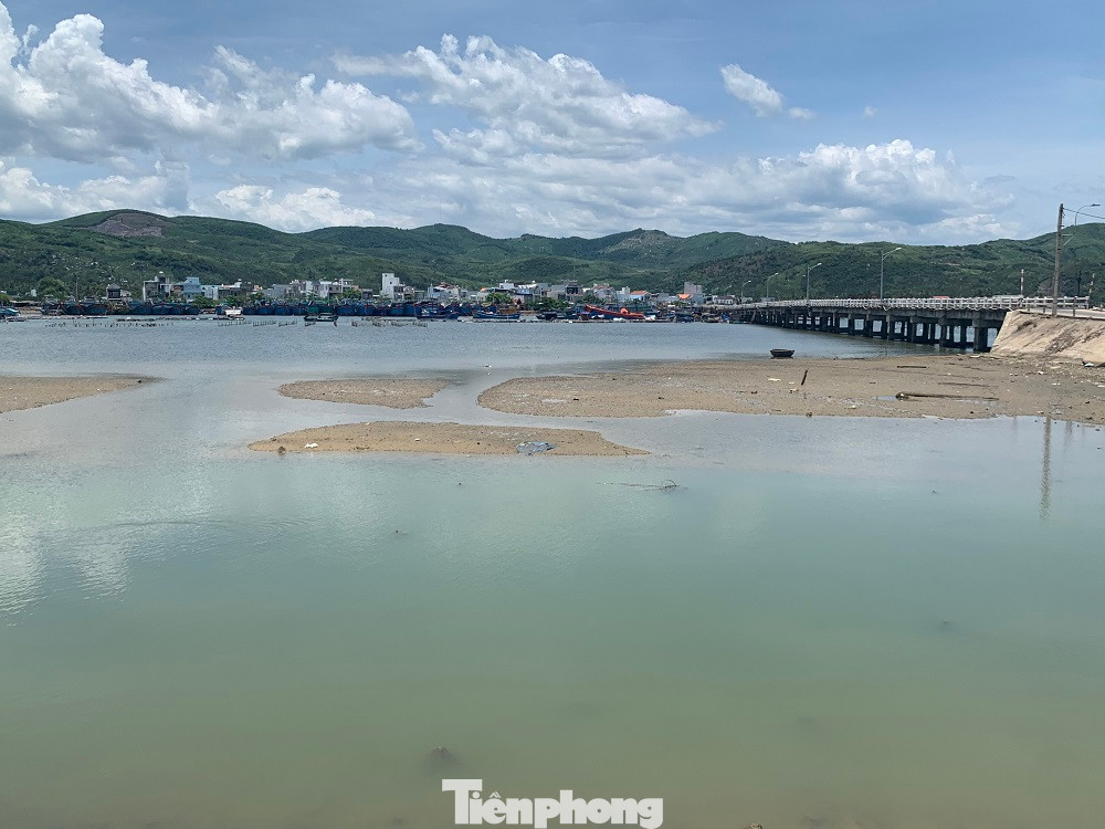 Vị trí bãi rác đầu chân cầu nối đầm nước mặn Sa Huỳnh tạm thời không còn rác thải.