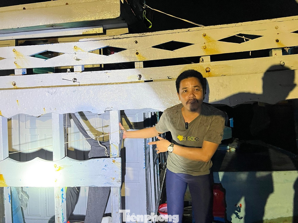 Thuyền viên Huỳnh Văn Khanh vẫn chưa hết bàng hoàng khi nhớ lại vụ việc. (Ảnh: Nguyễn Ngọc)