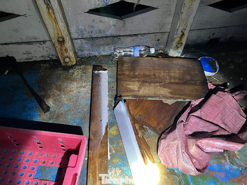 Một số thiết bị gỗ trên tàu hư hỏng nặng. (Ảnh: Nguyễn Ngọc)