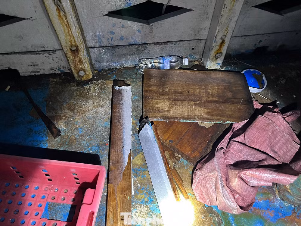 Một số thiết bị gỗ trên tàu hư hỏng nặng. (Ảnh: Nguyễn Ngọc)
