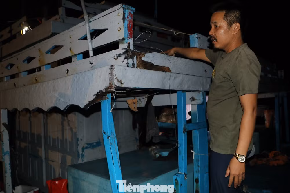 Thuyền viên Huỳnh Văn Khanh vẫn chưa hết bàng hoàng khi nhớ lại vụ việc. (Ảnh: Nguyễn Ngọc)