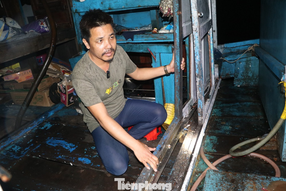 Một số thiết bị gỗ trên tàu hư hỏng nặng. (Ảnh: Nguyễn Ngọc)