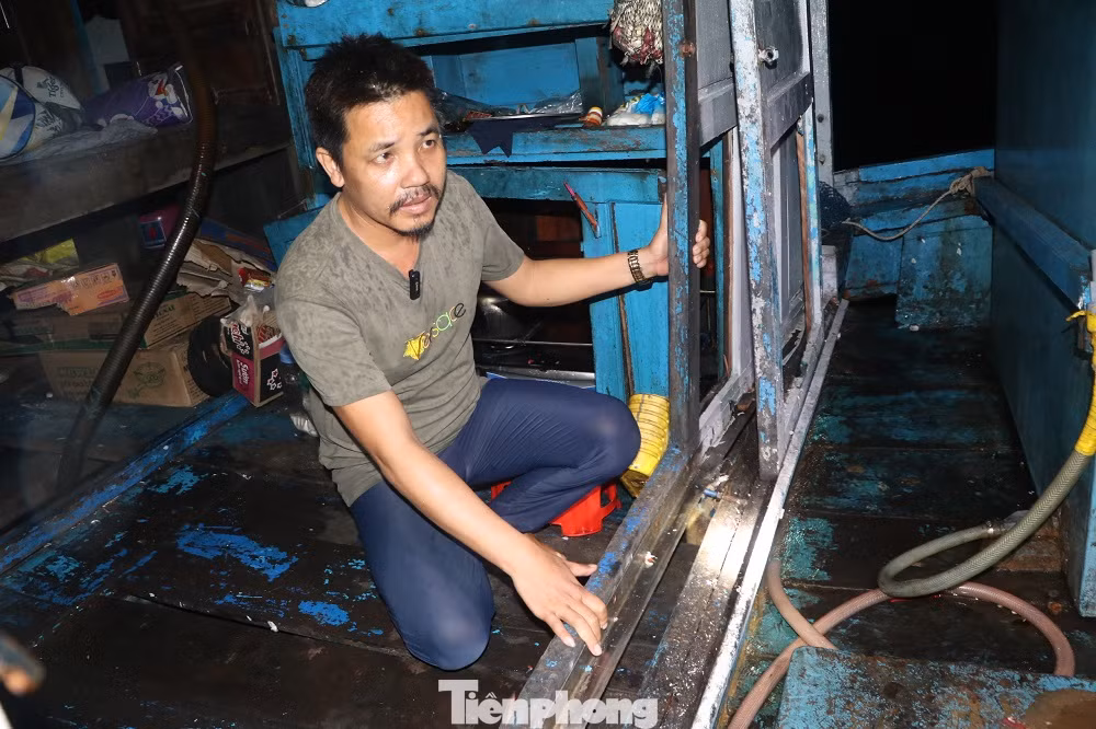 Thuyền viên Huỳnh Văn Khanh vẫn chưa hết bàng hoàng khi nhớ lại vụ việc. (Ảnh: Nguyễn Ngọc)
