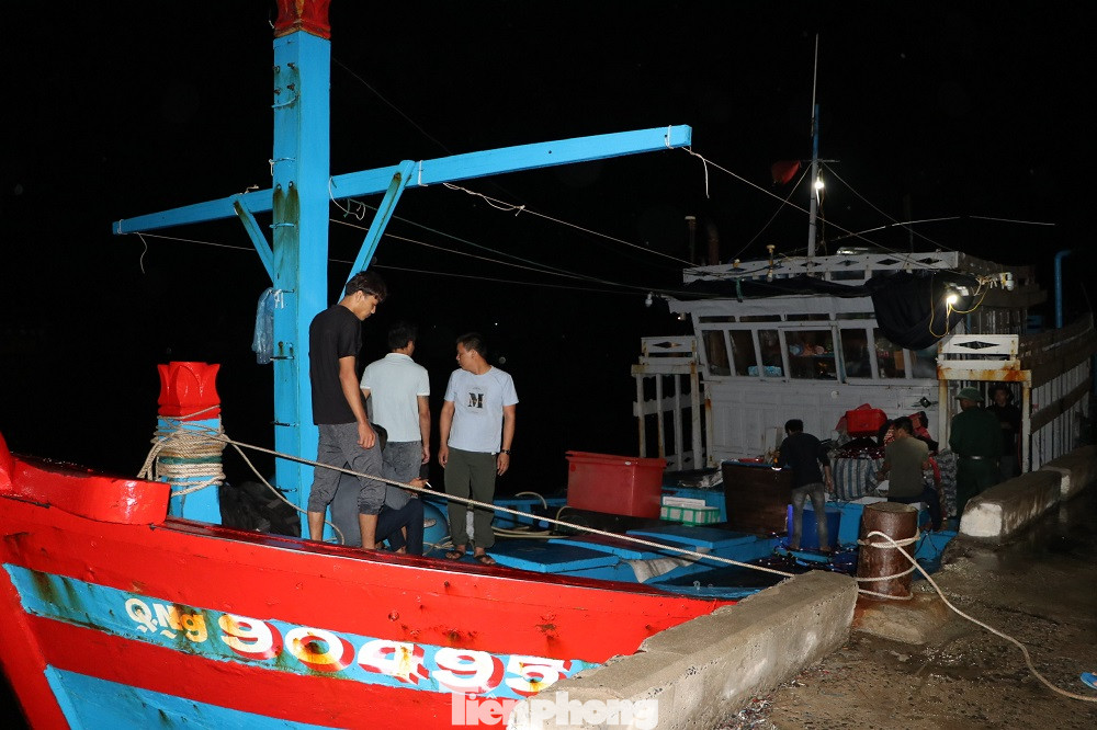 Tối 29/8/2023, tàu cá QNg 90495 TS cùng 10 thuyền viên đã trở về đất liền để trình báo vụ việc bị tàu cảnh sát biển Trung Quốc truy đuổi, sử dụng vòi rồng phun nước khiến hai ngư dân trên tàu bị thương. (Ảnh: Nguyễn Ngọc)